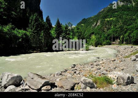 Il fiume Weisse Lutschine nella valle di Lauterbrunnen. Foto Stock