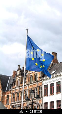 Bandiera dell'Unione europea che sventola Bruge, Belgio Foto Stock