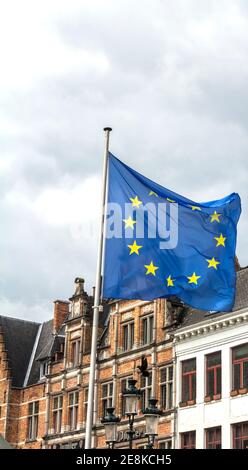 Bandiera dell'Unione europea che sventola Bruge, Belgio Foto Stock