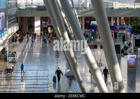 Airport International in blocco nella crisi di Corona, quasi tutti i viaggi e solo alcuni collegamenti di volo a causa di restrizioni di viaggio Foto Stock