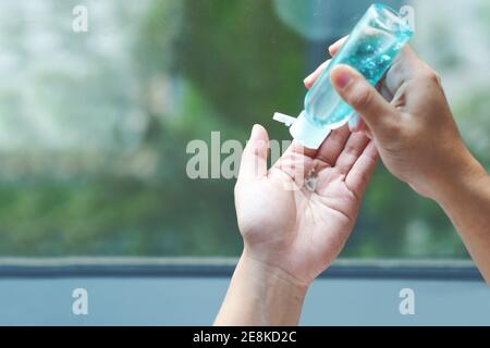 Soft Focus to Women lavaggio mani con gel di alcol o disinfettante antibatterico dopo l'uso di un bagno pubblico. Foto Stock