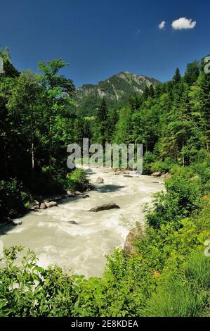 Il fiume Weisse Lutschine nella valle di Lauterbrunnen. Foto Stock