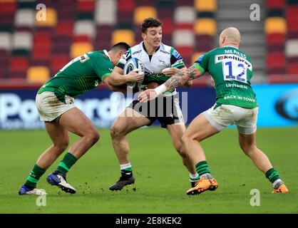 Adam Radwan di Newcastle Falcons (centro) è affrontato da Bill Meakes (a destra) e Curtis Rona di Londra durante la partita della Gallagher Premiership al Brentford Community Stadium di Brentford. Data immagine: Domenica 31 gennaio 2021. Foto Stock