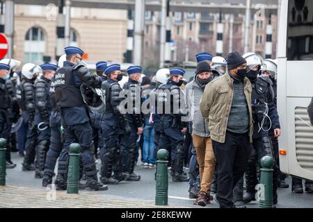 La polizia riota arresta i manifestanti di una manifestazione di protesta non autorizzata contro il coprifuoco organizzato dall'associazione 'Vecht voor je recht', in fron Foto Stock