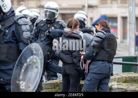 La polizia riota arresta i manifestanti di una manifestazione di protesta non autorizzata contro il coprifuoco organizzato dall'associazione 'Vecht voor je recht', in fron Foto Stock