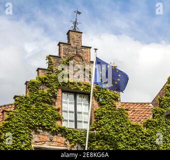 Bandiera dell'Unione europea che sventola Bruge, Belgio Foto Stock