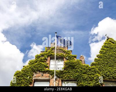 Bandiera dell'Unione europea che sventola Bruge, Belgio Foto Stock