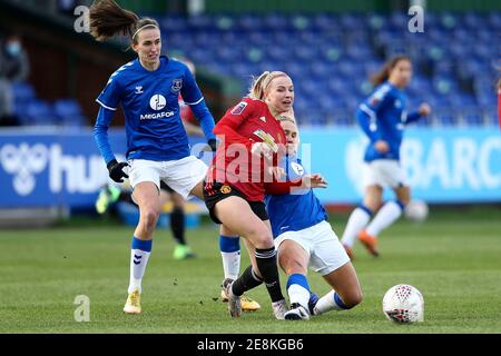 Liverpool, Regno Unito. 31 gennaio 2021. Isobel Christiansen di Everton (r) affronta Jackie Groenen di Manchester United. Barclays Super League match femminile, Everton Women contro Manchester Utd Women al Walton Hall Park di Liverpool domenica 31 gennaio 2021. Questa immagine può essere utilizzata solo per scopi editoriali. Solo per uso editoriale, è richiesta una licenza per uso commerciale. Nessun uso in scommesse, giochi o un singolo club/campionato/giocatore publications.pic di Chris Stading/Andrew Orchard sports photography/Alamy Live News Credit: Andrew Orchard sports photography/Alamy Live News Foto Stock