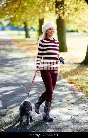 Bella donna passeggiate nel parco Foto Stock