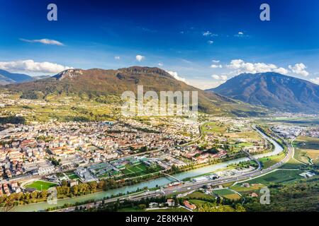 Vista panoramica sul fiume Trento e Adige dall'alto Foto Stock