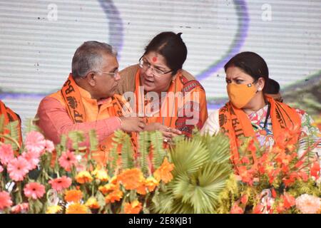 Howrah, India. 31 gennaio 2021. Il membro del Parlamento, Locket Chatterjee (M), parla con il membro del Parlamento, Dilip Ghosh (L), in occasione di una riunione pubblica e di un programma di induzione di massa di vari partiti rivali, presso il ministro del governo dell'Unione Smriti Zubin Irani (R); Principalmente 'all India Trinamool Congress' (TMC) nel Bharatiya Janata Party (BJP) prima dell'imminente 'elezione dell'Assemblea legislativa del Bengala Occidentale del 2021' al Dumurjala Playground in Howrah che ha organizzato dal BJP. (Foto di Biswarup Gangolly/Pacific Press) Credit: Pacific Press Media Production Corp./Alamy Live News Foto Stock