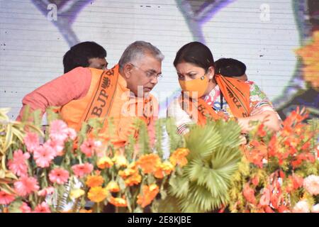 Howrah, India. 31 gennaio 2021. Il membro del Perlament Dilip Ghosh (L) ha incontrato il ministro del governo dell'Unione Smriti Zubin Irani (R) in occasione di un incontro pubblico e di un programma di induzione di massa di varie parti rivali; Principalmente 'all India Trinamool Congress' (TMC) nel Bharatiya Janata Party (BJP) prima dell'imminente 'elezione dell'Assemblea legislativa del Bengala Occidentale del 2021' al Dumurjala Playground in Howrah che ha organizzato dal BJP. (Foto di Biswarup Gangolly/Pacific Press) Credit: Pacific Press Media Production Corp./Alamy Live News Foto Stock