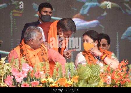 Howrah, India. 31 gennaio 2021. Il leader della BJP Kailash Vijayvargiya (M) ha incontrato il ministro del governo dell'Unione Smriti Zubin Irani (R) nei prsents del membro del Perlament Dilip Ghosh (L) in occasione di un incontro pubblico e di un programma di induzione di massa di varie parti rivali; Principalmente 'all India Trinamool Congress' (TMC) nel Bharatiya Janata Party (BJP) prima dell'imminente 'elezione dell'Assemblea legislativa del Bengala Occidentale del 2021' al Dumurjala Playground in Howrah che ha organizzato dal BJP. (Foto di Biswarup Gangolly/Pacific Press) Credit: Pacific Press Media Production Corp./Alamy Live News Foto Stock