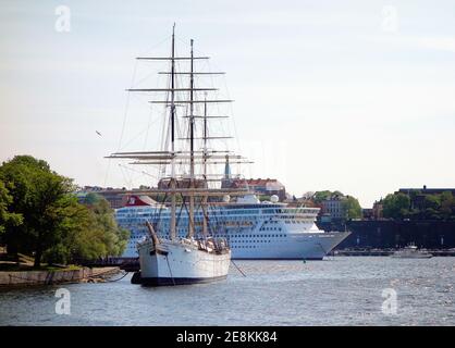 Vecchia nave a vela ormeggiata di fronte a nave da crociera in Stoccolma Foto Stock