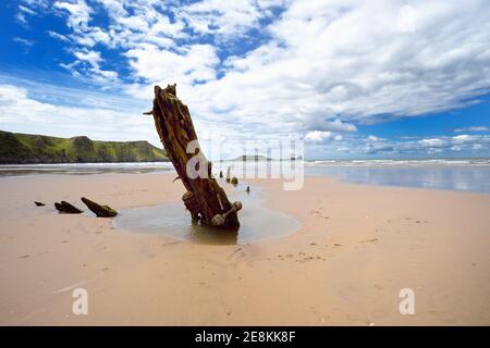 Resti finali del relitto Helvetia sulla spiaggia di Rhossili, Gower Foto Stock