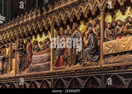 Sculture in legno dipinte del XIV secolo raffiguranti il di Gesù su uno schermo del coro che circonda l'abside della Cattedrale di Notre Dame, Parigi, Francia Foto Stock