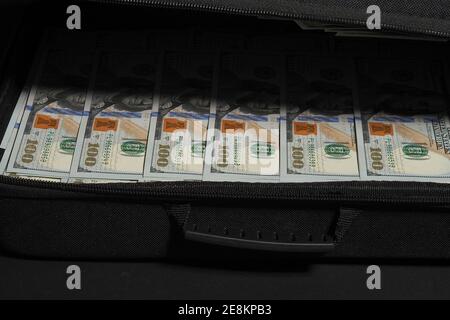 Contanti dollaro americano in una valigia. Una valigia di denaro. Affari ed economia. Foto Stock