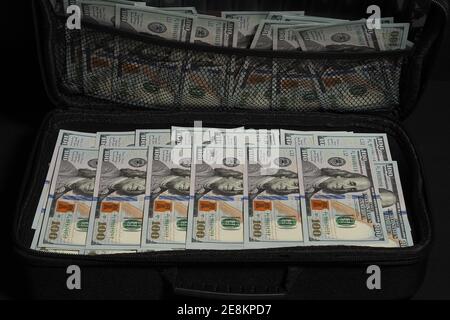 Contanti dollaro americano in una valigia. Una valigia di denaro. Affari ed economia. Foto Stock