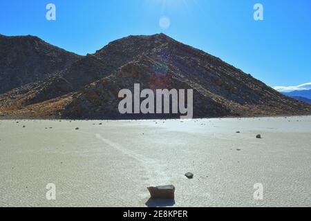 vela roccia lasciando un lungo sentiero nel deserto di L'ippodromo Playa segna il percorso di uno dei Misteriose rocce in movimento nella Death Valley Nation Foto Stock