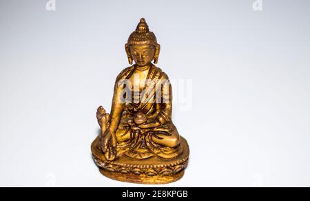 Primo piano di una mini statua in bronzo del buddha. Foto Stock