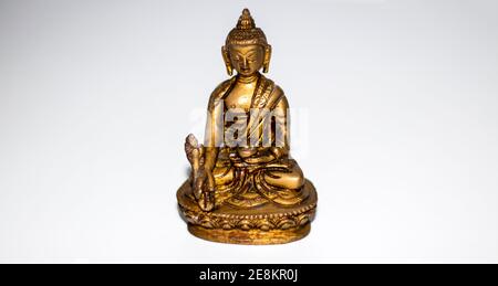 Primo piano di una mini statua in bronzo del buddha. Foto Stock