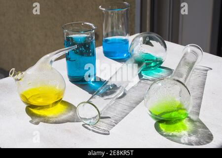 Un primo piano di coloratissimi elementi chimici liquidi in laboratorio tabella Foto Stock