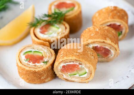 Panini crespati al salmone e al formaggio cremoso. Panini con salmone affumicato, cetriolo e formaggio cremoso con aneto Foto Stock