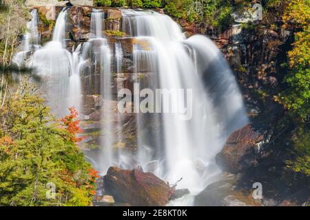 Whitewater Falls, North Carolina, USA nella stagione autunnale. Foto Stock