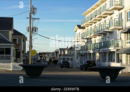 Hampton Beach - Hampton, New Hampshire - UNA strada senza uscita si illumina di luce solare dorata mentre il sole tramonta in una serata invernale fuori stagione. Foto Stock