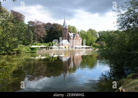 Bruges, Belgio. 13 agosto 2019: Vista di Kasteel Minnewater, bella riflessione nel lago Foto Stock
