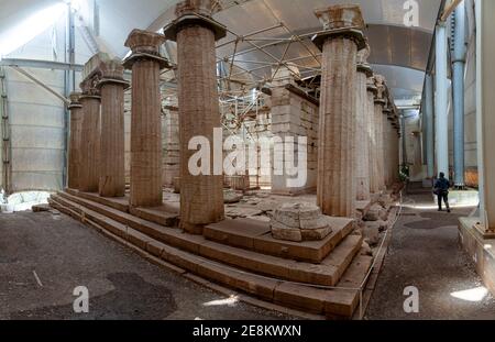 Il Tempio di Apollo Epikourios a Bassae nella sua tenda protettiva. Un tempio dorico secondo come riferito dall'architetto Iktinos, ca. 420 BC. Foto Stock