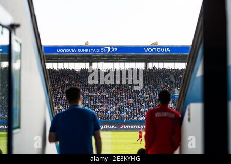 Ein Fußballspiel des VfL Bochum im Vonovia Ruhrstadion. Innenansichten des Stadions mit Fans. Foto Stock