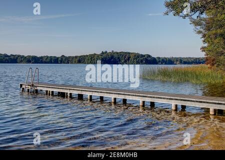 Il molo sul lago Lassahn con le sue acque cristalline invita gli escursionisti a soffermarsi. Foto Stock