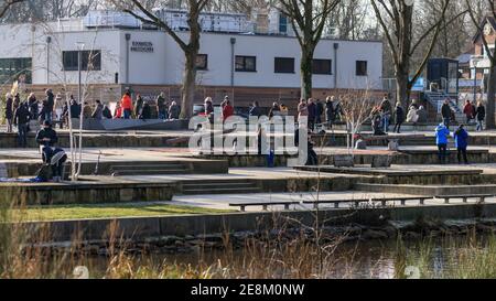 Haltern am See, NRW, Germania, 31 gennaio 2021. La gente si riunisce, socialmente distanziata, per chiacchierare, socializzare e avere bevande calde (non alcoliche) take away su un pomeriggio di domenica splendidamente soleggiato vicino al lago di Haltern. La Germania è in stato di blocco da novembre. Sebbene la maggior parte dei negozi e dei servizi siano chiusi, sono consentite e incoraggiate attività all'aperto, attività all'aria aperta e passeggiate, fintanto che si mantiene la distanza sociale. Le persone di una famiglia possono esercitare insieme o con un'altra persona, la distanza di 1,5 m deve essere mantenuta o una maschera indossata, altrimenti si applicano sanzioni. Foto Stock