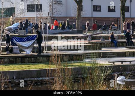 Haltern am See, NRW, Germania, 31 gennaio 2021. La gente si riunisce, socialmente distanziata, per chiacchierare, socializzare e avere bevande calde (non alcoliche) take away su un pomeriggio di domenica splendidamente soleggiato vicino al lago di Haltern. La Germania è in stato di blocco da novembre. Sebbene la maggior parte dei negozi e dei servizi siano chiusi, sono consentite e incoraggiate attività all'aperto, attività all'aria aperta e passeggiate, fintanto che si mantiene la distanza sociale. Le persone di una famiglia possono esercitare insieme o con un'altra persona, la distanza di 1,5 m deve essere mantenuta o una maschera indossata, altrimenti si applicano sanzioni. Foto Stock