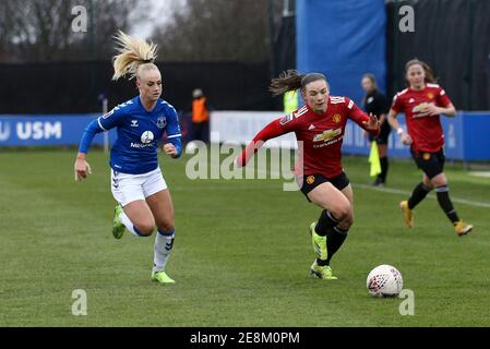 Liverpool, Regno Unito. 31 gennaio 2021. Kirsty Hanson di Manchester United (r) cerca di allontanarsi da Alisha Lehmann di Everton (l). Barclays Super League match femminile, Everton Women contro Manchester Utd Women al Walton Hall Park di Liverpool domenica 31 gennaio 2021. Questa immagine può essere utilizzata solo per scopi editoriali. Solo per uso editoriale, è richiesta una licenza per uso commerciale. Nessun uso in scommesse, giochi o un singolo club/campionato/giocatore publications.pic di Chris Stading/Andrew Orchard sports photography/Alamy Live News Credit: Andrew Orchard sports photography/Alamy Live News Foto Stock