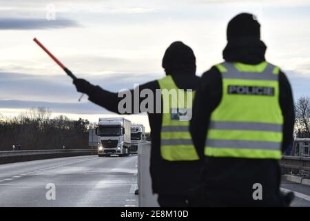 Lanzhot, Repubblica Ceca. 30 gennaio 2021. I poliziotti cechi ispezionano il traffico al valico di frontiera broclav-Brodske al confine ceco-slovacco a Lanzhot, Repubblica Ceca, il 30 gennaio 2021. A partire da questa sera, gli stranieri non potranno recarsi nella Repubblica ceca per motivi diversi da quelli necessari, a prescindere dal valido sistema di "semafori" per i viaggiatori. Credit: Vaclav Salek/CTK Photo/Alamy Live News Foto Stock