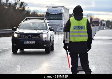 Lanzhot, Repubblica Ceca. 30 gennaio 2021. Il 30 gennaio 2021, l'agente di polizia ceco ispeziona il traffico al valico di frontiera broclav-Brodske al confine ceco-slovacco a Lanzhot, Repubblica Ceca. A partire da questa sera, gli stranieri non potranno recarsi nella Repubblica ceca per motivi diversi da quelli necessari, a prescindere dal valido sistema di "semafori" per i viaggiatori. Credit: Vaclav Salek/CTK Photo/Alamy Live News Foto Stock