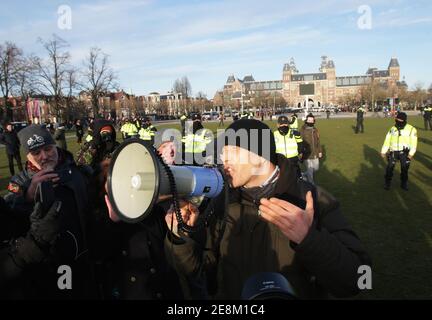 Amsterdam, Paesi Bassi. 31 gennaio 2021. Tinus Koops, leader del protestore anti-blocco, si serve di un corno per chiedere alle persone di partire pacificamente durante una manifestazione illegale presso la Museumplein, in mezzo alla pandemia del coronavirus del 31 gennaio 2021 ad Amsterdam, Paesi Bassi. Il sindaco di Amsterdam Femke Halsema ha classificato la Museumplein come "area di rischio di sicurezza", dare agli agenti di polizia il diritto di controllare e cercare chiunque in quel settore per prevenire la dimostrazione illegale e il vandalismo. (Foto di Paulo Amorim/Sipa USA) Credit: Sipa USA/Alamy Live News Foto Stock