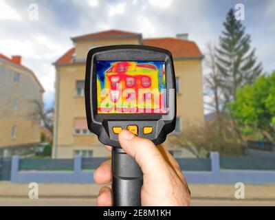 La registrazione di perdite di calore a casa con la termocamera infrarossa Foto Stock