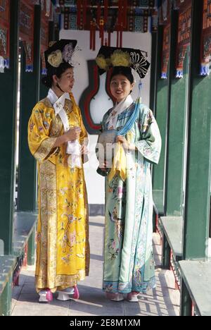 Asia, Cina, Pechino, ragazze che indossano abiti tradizionali Foto Stock