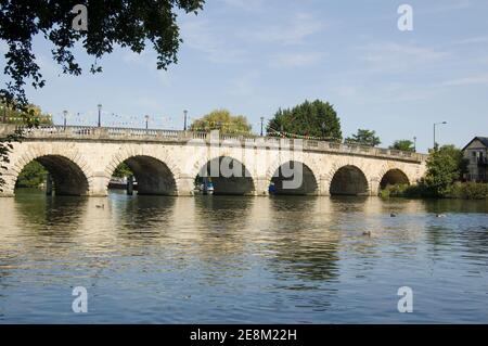 Vista del ponte che porta la A4 sul Tamigi tra Maidenhead nel Berkshire a Taplow nel Buckinghamshire. Costruito nel 1777 e visto f Foto Stock