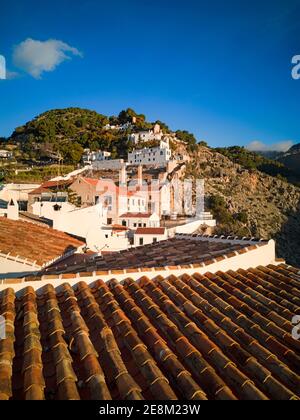 Camini e tetti della fabbrica di zucchero sopra la valle di Chillar nella Sierra de Tejeda, dietro Frigiliana nella provincia di Malaga, Andalusia, Spagna. Foto Stock