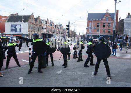 Amsterdam, Paesi Bassi. 31 gennaio 2021. L'ufficiale della polizia antierrita olandese si trova a bloccare la strada durante una manifestazione illegale nei pressi di Museumplein, in mezzo alla pandemia del coronavirus, il 31 gennaio 2021, ad Amsterdam, nei Paesi Bassi. Il sindaco di Amsterdam Femke Halsema ha classificato la Museumplein come "area di rischio di sicurezza", dare agli agenti di polizia il diritto di controllare e cercare chiunque in quel settore per prevenire la dimostrazione illegale e il vandalismo. (Foto di Paulo Amorim/Sipa USA) Credit: Sipa USA/Alamy Live News Foto Stock