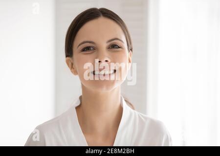 Ritratto di giovane donna caucasica sorridente in accappatoio Foto Stock