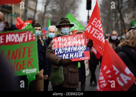 Parigi, Francia. 31 gennaio 2021. Il dimostratore tiene un banner durante una dimostrazione contro la legge sulla bioetica e la PMA (Assisted Reproductive Technology - ART) per tutti, a Parigi, in Francia, il 31 gennaio 2021. Foto di Raphael Lafargue/ABACAPRESS.COM Credit: Abaca Press/Alamy Live News Foto Stock