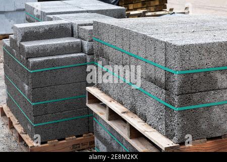 Primo piano di pallet di blocchi di calcestruzzo / blocchi di Breeze per la vendita a costruttori mercanti in Inghilterra, Regno Unito Foto Stock