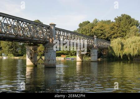 Vista dalla riva del Berkshire del Tamigi del ponte ferroviario Bourne End che porta i treni attraverso il Buckinghamshire. Foto Stock