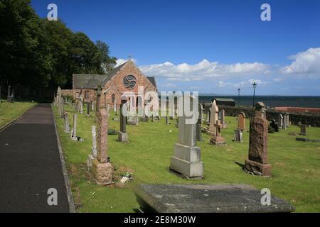 Dysart, un piccolo villaggio costiero, è facilmente esplorabile dal sentiero costiero di Fife che attraversa l'insediamento. Foto Stock