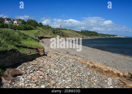 Dysart, un piccolo villaggio costiero, è facilmente esplorabile dal sentiero costiero di Fife che attraversa l'insediamento. Foto Stock